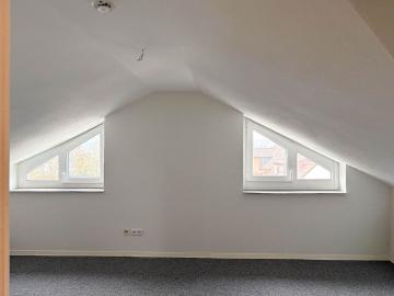 Altbaucharme unterm Dach: Modernisierte Dachgeschosswohnung im Herzen Gevelsbergs