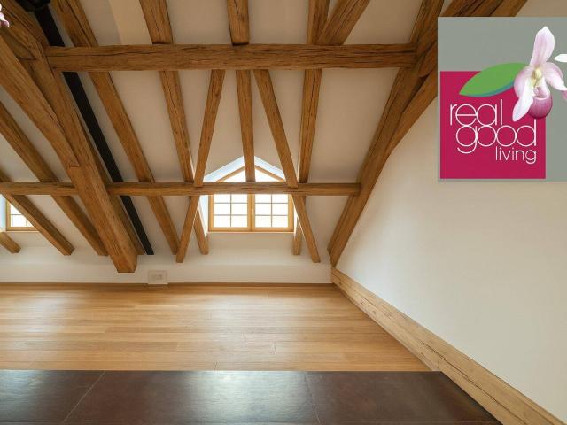 Außergewöhnliche 4 Zimmer Dachgeschosswohnung im topsanierten Altbau – Galerie, sichtbare Holzbalken & Terrasse beim Karmelitermarkt