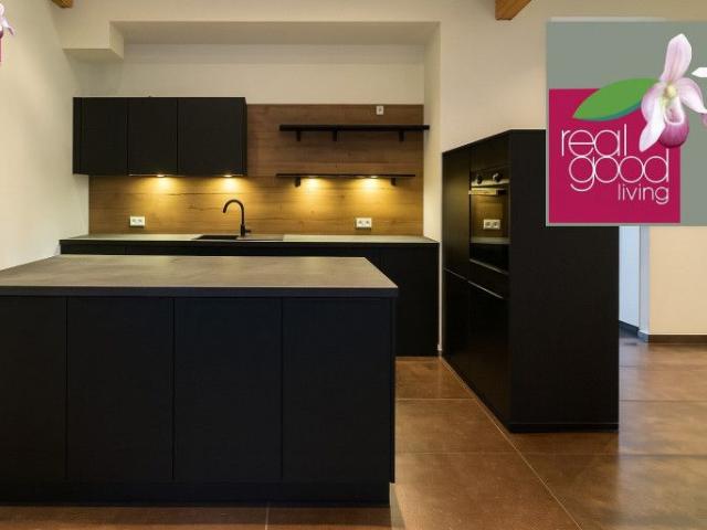 Außergewöhnliche 4 Zimmer Dachgeschosswohnung im topsanierten Altbau – Galerie, sichtbare Holzbalken & Terrasse beim Karmelitermarkt