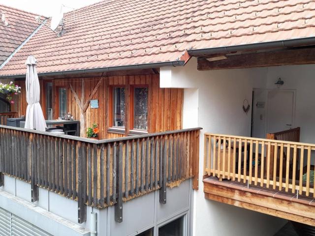 Außergewöhnliche 5 Zimmer Wohnung in revitalisiertem Bauernhof mit Terrasse und Garten