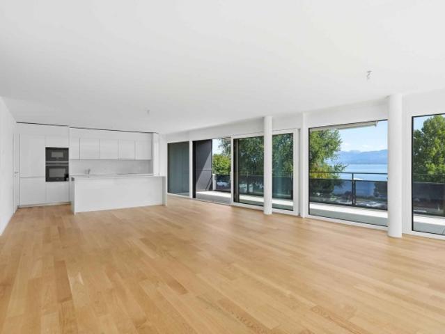 Außergewöhnliche 5,5 Zimmer Wohnung am See mit großzügiger Terrasse