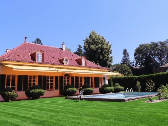 Aussergewöhnliche 8.5 zimmer immobilie südlich von lausanne mit pool, grossem garten und schöner aussicht