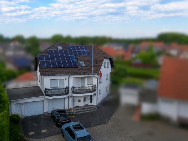 Außergewöhnliche 2 Zimmer Dachgeschosswohnung mit Kamin, Vollbad, Balkon & ausgebautem Dachboden