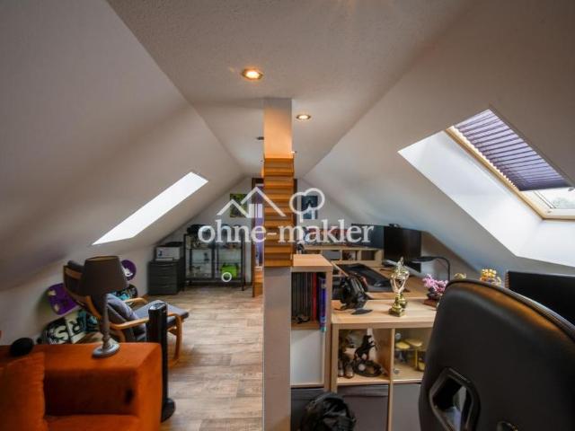Außergewöhnliche 2 Zimmer Dachgeschosswohnung mit Kamin, Vollbad, Balkon & ausgebautem Dachboden