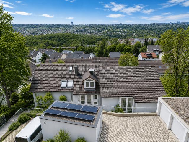 Außergewöhnliche 2,5 Zimmer Split Level Wohnung mit privatem Garten und traumhafter Aussicht