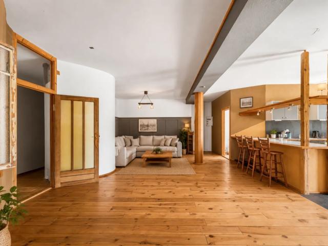 Außergewöhnliche 3 Zimmer Wohnung mit eigener Terrasse und über 120 m² Wohnfläche im historischen Altbau