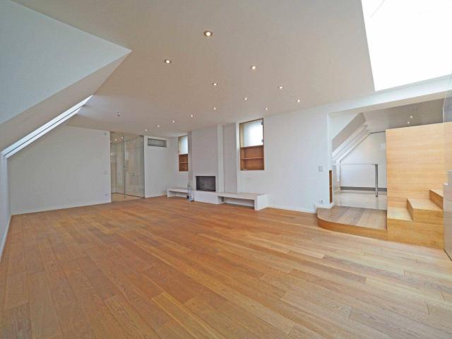 außergewöhnliche 3 Zimmer DG Maisonette in historischem Innenstadt Palais | extraordinary 3 room rooftop duplex in historic downtown mansion