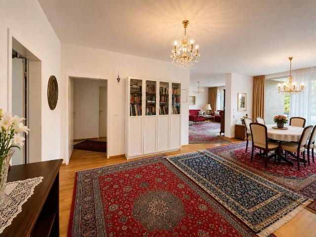 AUßERGEWÖHNLICHE 3,5 ZI WOHNUNG MIT TERRASSE & TG NIEDERKASSEL