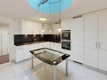 Aussergewöhnliche 3.5 Zimmer Wohnung mit separatem Eingang & Garage inklusive