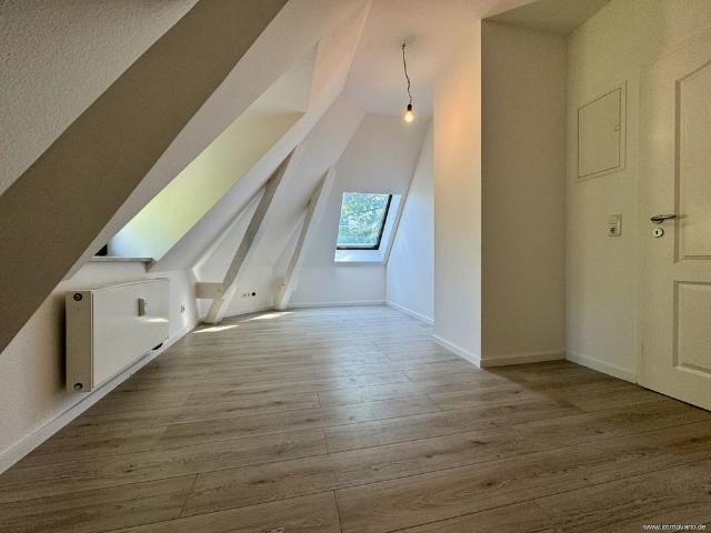 Außergewöhnliche und sanierte Dachgeschoss Wohnung mit 4 Zimmern und Gäste WC in Top Lage!