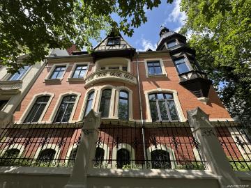 Außergewöhnliche und sanierte Dachgeschoss Wohnung mit 4 Zimmern und Gäste WC in Top Lage!