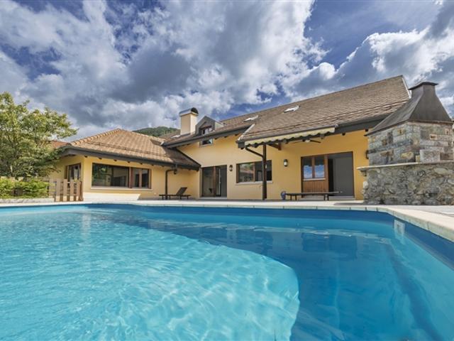 Außergewöhnliche Villa mit 9,5 Zimmern – See und Bergblick an der Riviera