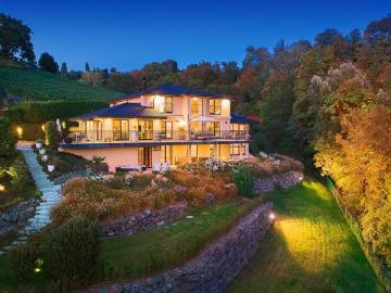 Außergewöhnliche Villa mit atemberaubender Aussicht, zwischen See und Natur