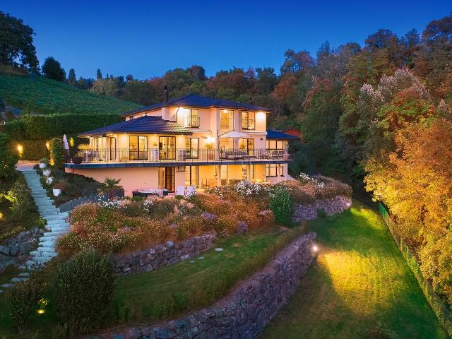 Außergewöhnliche Villa mit atemberaubender Aussicht, zwischen See und Natur