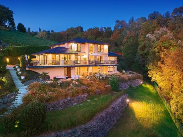 Außergewöhnliche Villa mit atemberaubender Aussicht, zwischen See und Natur