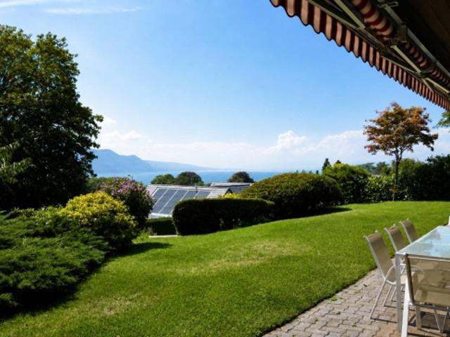 Außergewöhnliche Villa mit Blick auf den See und die Alpen in unberührter Umgebung