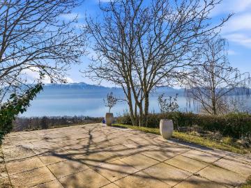 Außergewöhnliche Villa mit Schwimmbad und atemberaubendem Blick auf den See