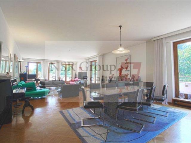 Wohnung mit großzügiger Terrasse, Parkblick und Schwimmbad – Verkauf über SI