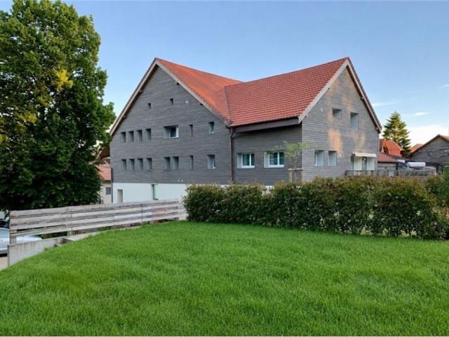 Außergewöhnliche Wohnung in renoviertem Bauernhaus mit Garten, nur einen Steinwurf von Estavayer le Lac entfernt