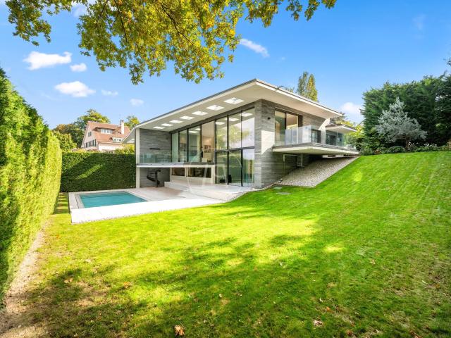 Außergewöhnliche zeitgenössische Villa mit Blick und privatem Zugang zum See GE