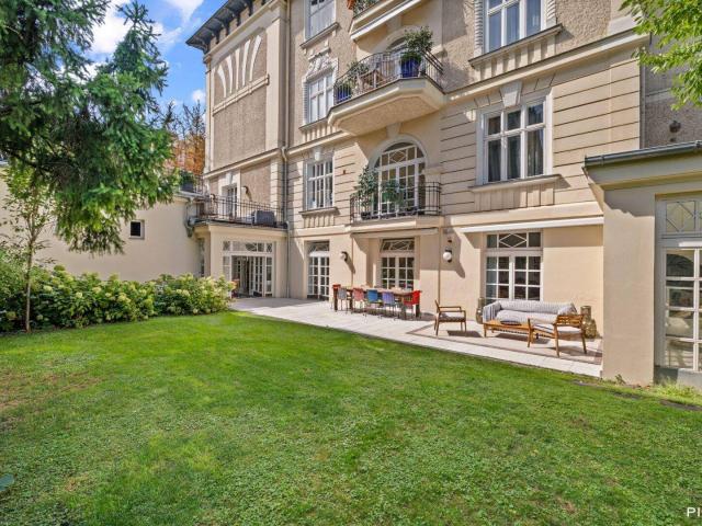 Außergewöhnliche Altbauwohnung mit Terrasse, Eigengarten und Garage in Alt Hietzing