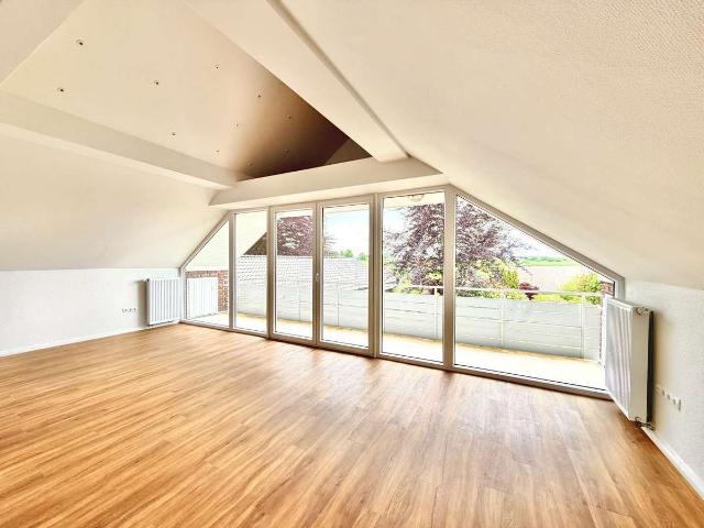 Außergewöhnliche Architektur: Sanierte 2 Zimmer Wohnung mit Balkon und Stellplatz