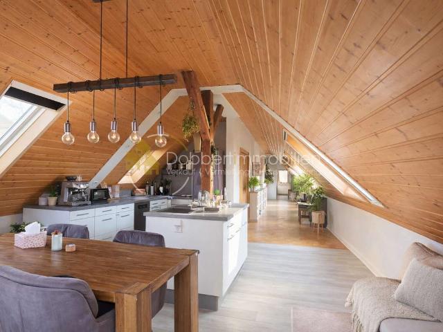 Außergewöhnliche Dachgeschosswohnung mit 3 Balkonen, Holzofen & Garage