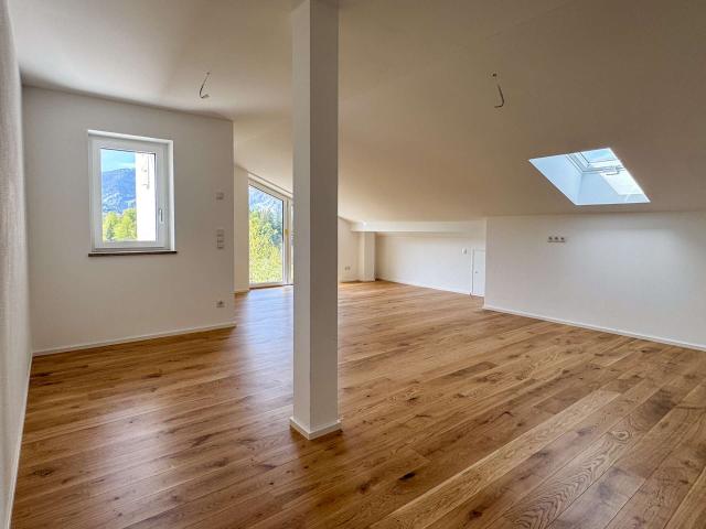 Außergewöhnliche Dachgeschosswohnung mit Panoramaausblick, Dachterrasse und eigenem Garten!