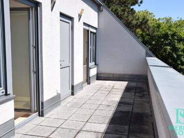 Aussergewöhnliche Dachterrassenwohnung mit Blick über Wien und Eigengarten!