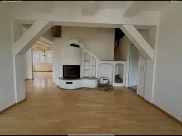 Außergewöhnliche DG Wohnung klimatisiert und zentral
