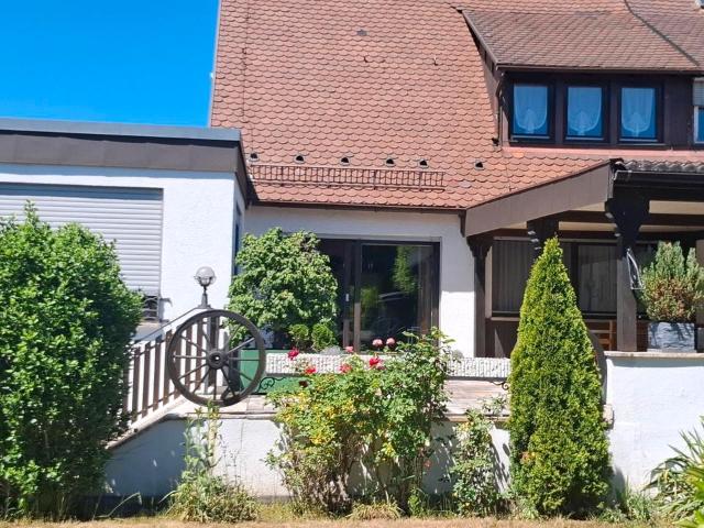 Außergewöhnliche Doppelhaushälfte in Nürnberg Eibach o. Provision