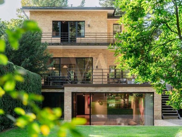 Außergewöhnliche Familienvilla mit Gästehaus und Wellnessbereichen in Berlin Westend