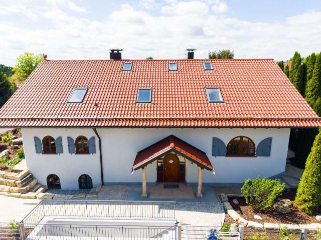 Außergewöhnliche Landhausvilla mit liebevoll gestaltetem Traumgarten, provisionsfrei