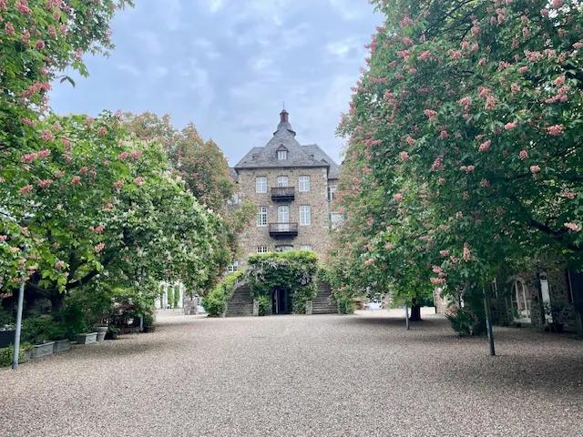Aussergewöhnliche Maisonettewohnung im Schloss Allner – Ihr neues Zuhause wartet!