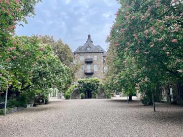 Aussergewöhnliche Maisonettewohnung im Schloss Allner – Ihr neues Zuhause wartet!