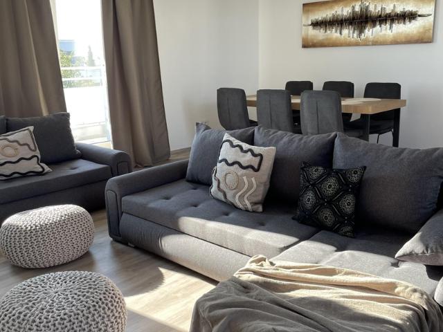 Außergewöhnliche möblierte Dachgeschosswohnung und Alpenblick – 132 m² in München