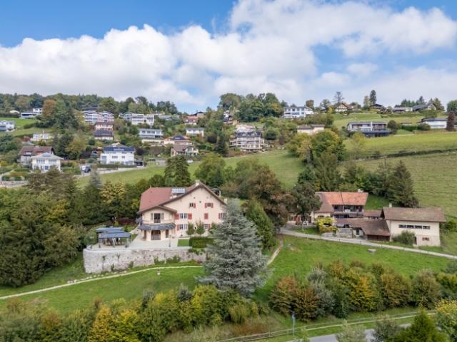 AUSSERGEWÖHNLICHES ANWESEN MIT PANORAMABLICK AUF DEN SEE