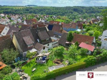 Außergewöhnliches Gebäudeensemble mit viel Nutzfläche, Garagen und Bauplatz in zentraler Lage