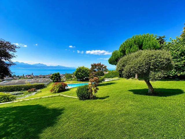 Außergewöhnliches Grundstück mit Schwimmbad, angelegtem Garten und Panoramablick über den Lémansee