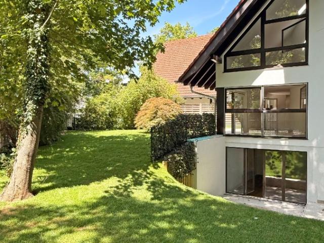 Außergewöhnliches Haus in Haus Konzept mit Garten und TG Stpl. in Grünwald