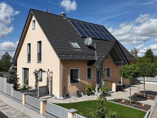 Außergewöhnliches Haus in ruhiger Lage am Waldrand. Unikat mit Pool, Whirlpool und Fernblick