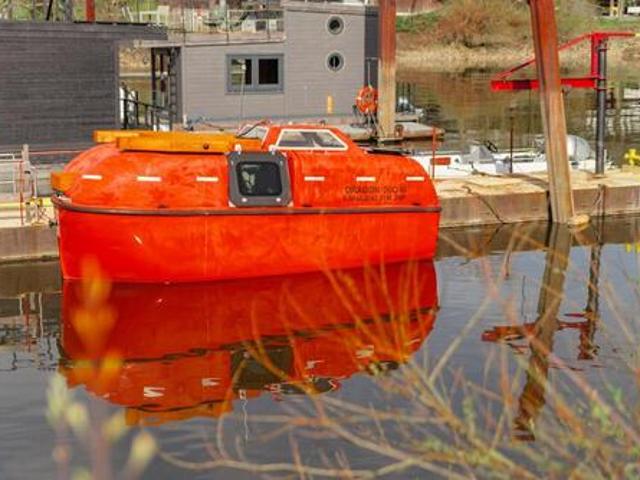 Außergewöhnliches Hausboot in Hamburg ausgebautes Rettungsboot