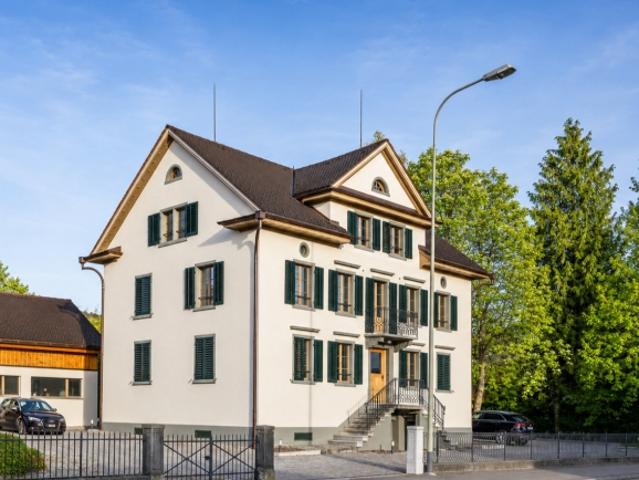 Aussergewöhnliches Herrenhaus Ensemble am Zürichsee
