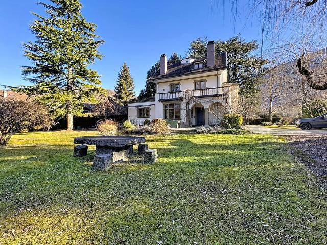 Aussergewöhnliches Herrenhaus im Herzen eines Baumbestandes