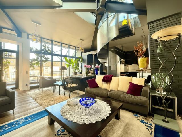 Außergewöhnliches Loft mit Galerie, Designküche & Terrasse in der Oststadt