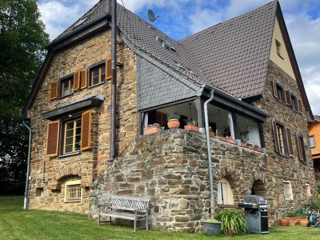 Aussergewöhnliches Natursteinhaus mit einzigartigem Charakter