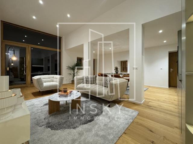 Außergewöhnliches, vollständig renoviertes 5,5 Zimmer Dreierhaus –