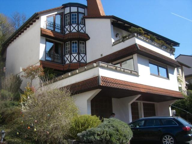 Außergewöhnliches Zweifamilienhaus mit Mainblick, Wellnessbereich