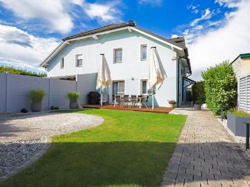 Äußerst gepflegte Doppelhaushälfte mit Doppelcarport, Klimaanlage und viel Stauraum