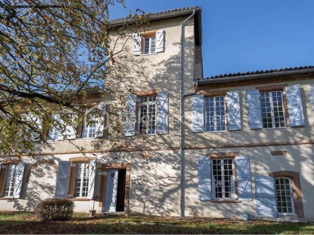 AUSSONNE appartement T3 de 78,60m2 avec terrasse tropezienne et 2 emplacements de parking dans bâtisse de. caractère